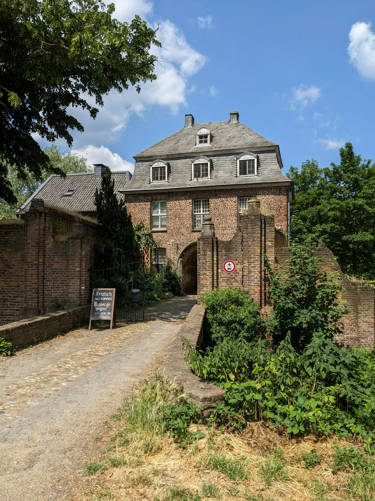 Gatebuilding of Graefenthal Cloister

A hike near the town of Kessel, the river Niers and the Graefenthal cloister.