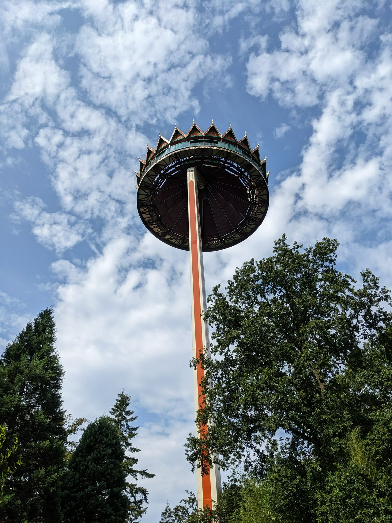 "Pagode" a rotating lookout ride in Efteling