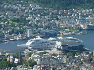 Cruiseship seen from the Fløibanen