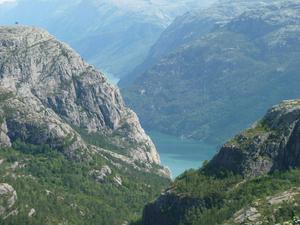 Hiking to Preikestolen